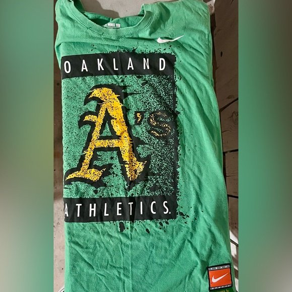 Nike Green Oakland Graphic Tee - Picture 1 of 3